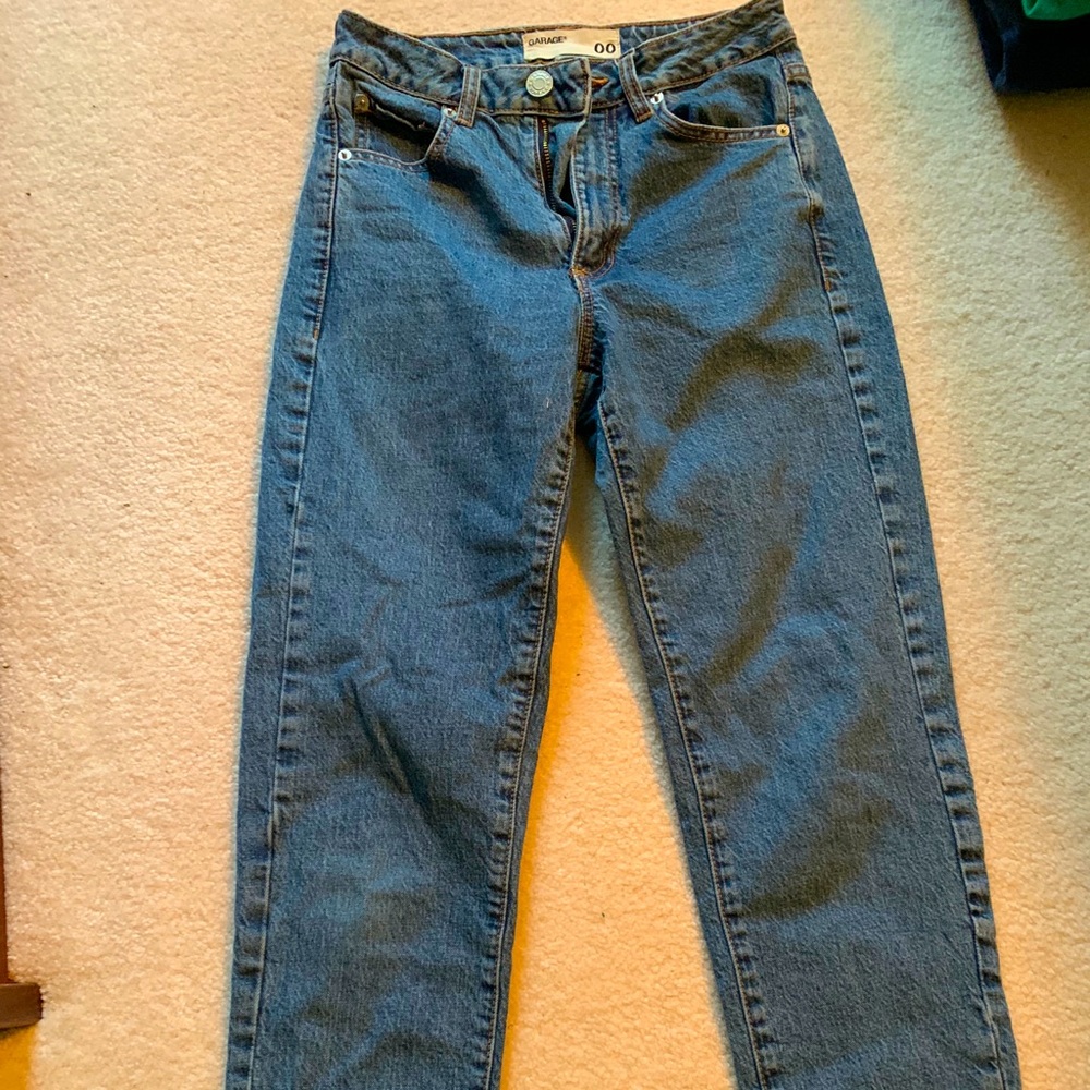 High waisted jeans.